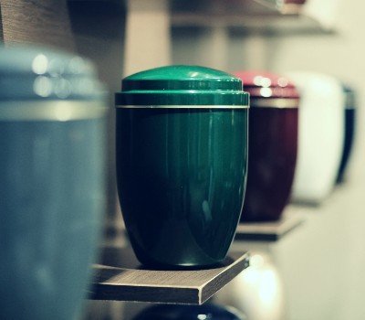 simple urns are a good choice for basic cremation